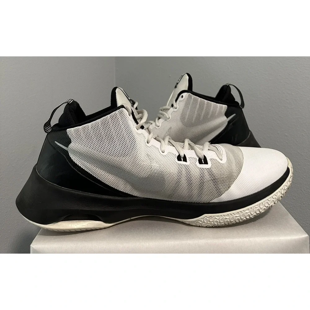 Nike Mens Air Versitile 852431-100 White Black Running Shoes Lace Up Size 11.5
